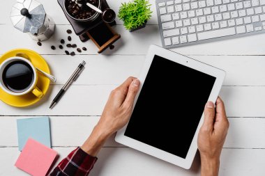 Masada dijital tablet kullanan yaratıcı profesyonel tasarımcının masası. Grafik montajı için üst görünüm boş ekran