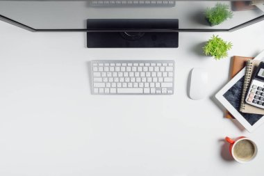 Bilgisayarlı, hesap makineli, tabletli, not defterli ve kahveli Modern White ofis masası. Kopya alanlı üst görünüm. Çalışma masası kavramı.