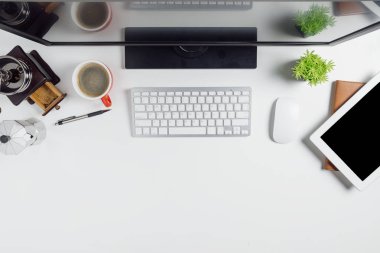 Bilgisayarlı, tabletli, not defterli ve bir fincan kahveli Modern White ofis masası. Kopya alanı olan üst görünüm. Çalışma masası konsepti..