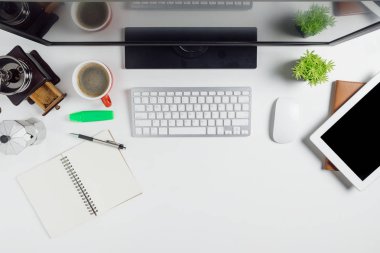 Bilgisayarlı, tabletli, not defterli ve bir fincan kahveli Modern White ofis masası. Kopya alanı olan üst görünüm. Çalışma masası konsepti..