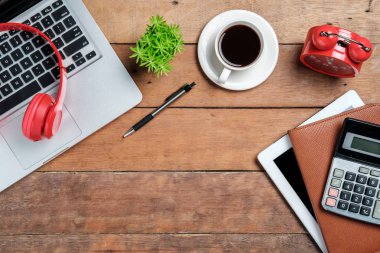 Bilgisayarlı ofis malzemeleri, boş ekran tableti, defter, saat ve kahve. Kopya alanlı üst görünüm. Çalışma masası konsepti..