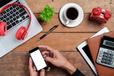 Adam elleri boş ekranı tutuyor. Çalışma alanı üzerinde bir akıllı telefon. Ürün ekranı için creen.