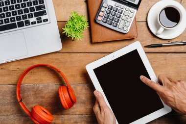 Masada dijital tablet kullanan yaratıcı profesyonel tasarımcının masası. Grafik montajı için üst görünüm boş ekran