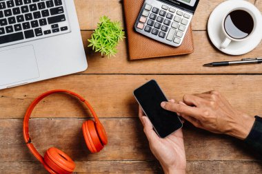 İnsan elleri boş ekrana dokunuyor. Çalışma alanı üzerinde akıllı bir telefon. Ürün ekranı için creen.