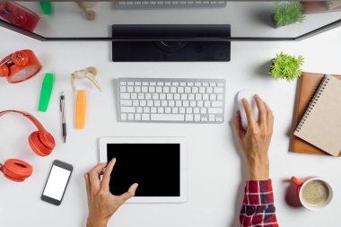 Ofisteki modern beyaz masada akıllı telefon ve dijital tablet ve dizüstü bilgisayarla çalışan iş adamı. İş analizi ve strateji kavramı.