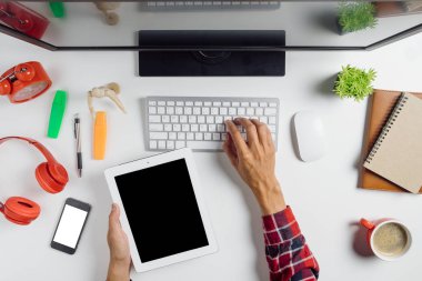 Ofisteki modern beyaz masada akıllı telefon ve dijital tablet ve dizüstü bilgisayarla çalışan iş adamı. İş analizi ve strateji kavramı.