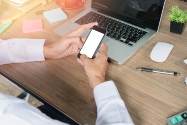 İşadamı grafiksel görüntü montajı için akıllı telefon boş ekranını kullanırken dinleniyor. Omuz manzarasının üstünde