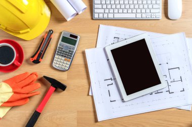 Laptop, akıllı telefon, tablet, kahve ve mühendislik donanımlı mimari ofis masası. Üst görünüm inşa projesi fikri.
