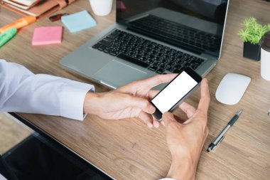 İşadamı grafiksel görüntü montajı için akıllı telefon boş ekranını kullanırken dinleniyor. Omuz manzarasının üstünde