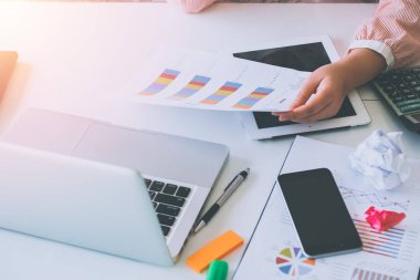 İş kadını ofis masasında dizüstü bilgisayarla yatırım tablolarını analiz ediyor. Kapat. Mali Raporlar İstatistiksel Muhasebe Konsepti.