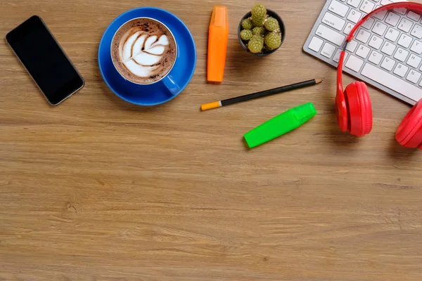 Klavyeli Ofis Malzemeleri Akıllı Telefon Kalem Kulaklık Bir Fincan Kahve — Stok fotoğraf
