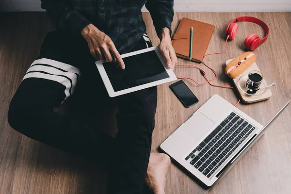 Hipster Man Using Tablet Computer Home Sitting Ground Floor View — Stock Photo, Image