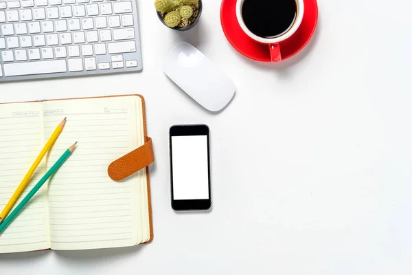 Moderne Witte Bureau Met Toetsenbord Notebook Potlood Smartphone Muis Kopje — Stockfoto