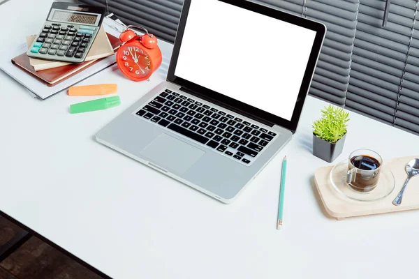 Moderne Witte Houten Tafel Met Blanco Scherm Laptop Computer Kopje — Stockfoto