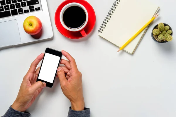 Man Handen Houden Blanco Scherm Een Smartphone Werkruimte — Stockfoto