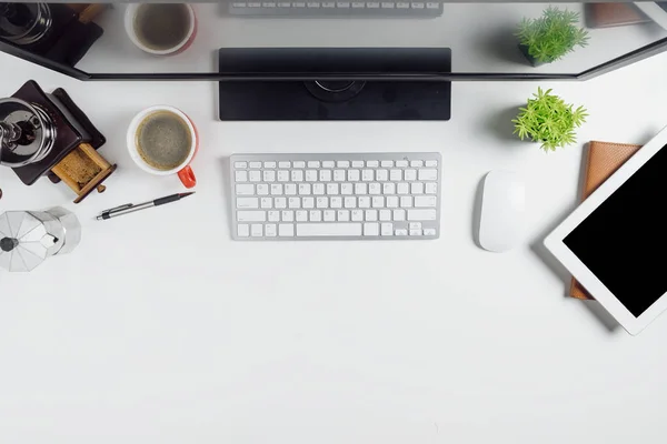 Moderna Mesa Escritório Branco Com Computador Tablet Notebook Xícara Café — Fotografia de Stock