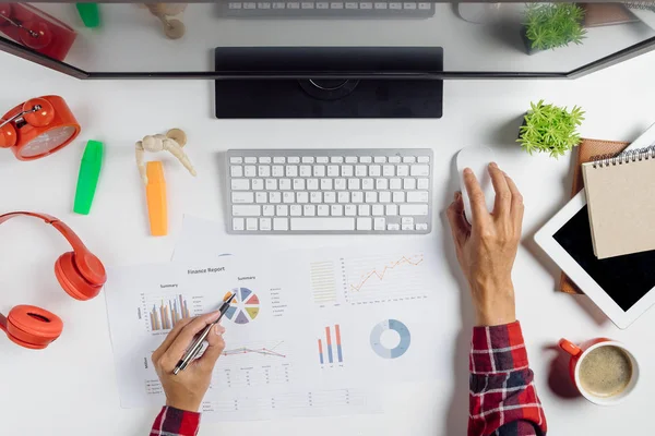 İş adamı, ofis masasında dizüstü bilgisayarla yatırım tablolarını analiz ediyor. Kapat. Mali Raporlar İstatistiksel Muhasebe Konsepti.