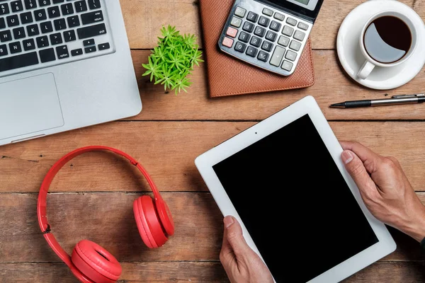 Tableti boş ekranlı el bilgisayarı ile tutan adam. Ürün gösterimi için iş kavramı..