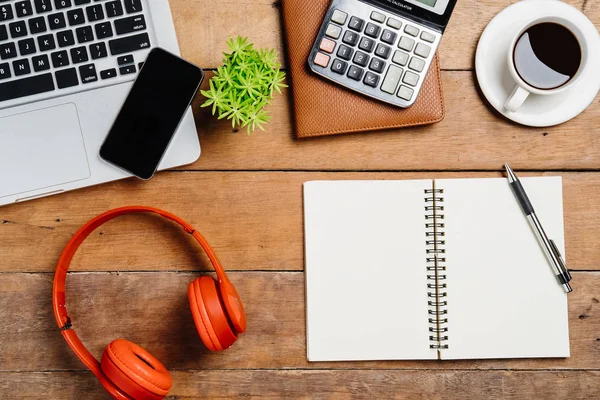 Vista Desde Habitación Mesa Escritorio Con Ordenador Portátil Bolígrafo Cuaderno — Foto de Stock