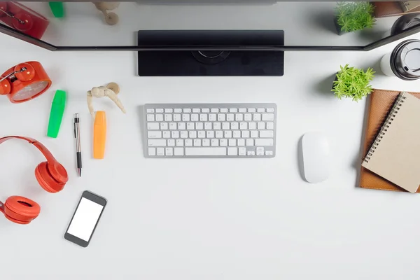 Mesa Oficina Blanca Moderna Con Ordenador Teléfono Inteligente Cuaderno Taza — Foto de Stock