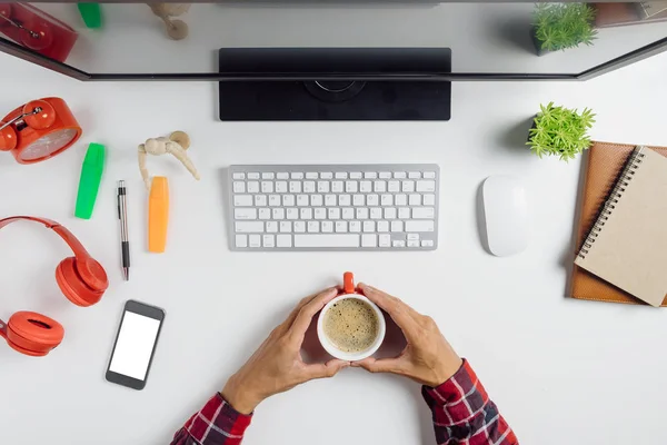 Manejar Las Manos Dando Taza Café Fondo Blanco Madera Con — Foto de Stock