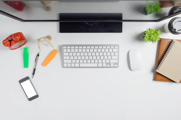 Moderner Weißer Bürotisch Mit Computer Smartphone Notebook Und Kaffeetasse Draufsicht — Stockfoto