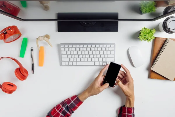 Las Manos Del Hombre Que Tienen Pantalla Blanco Teléfono Inteligente — Foto de Stock