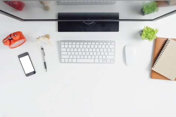 Moderna Mesa Escritório Branco Com Computador Telefone Inteligente Notebook Xícara — Fotografia de Stock