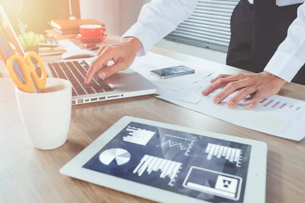 İş adamı, ofis masasında dizüstü bilgisayarla yatırım tablolarını analiz ediyor. Kapat. Mali Raporlar İstatistiksel Muhasebe Konsepti.
