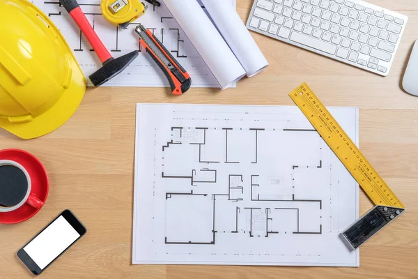 Bilgisayarlı ofis masası, bir fincan kahve ve mühendis teçhizatı. Fotokopi alanı olan üst görünüm. Arkaplan inşa projesi fikri.
