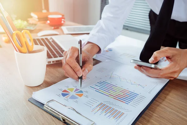 Geschäftsmann Hand Arbeitet Mit Business Graph Oder Analyse Diagramm Und — Stockfoto