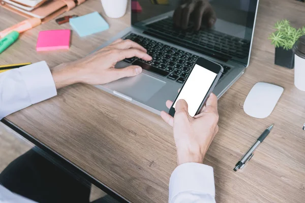 Hombre Negocios Relaja Mientras Utiliza Pantalla Blanco Smartphone Para Mostrar —  Fotos de Stock