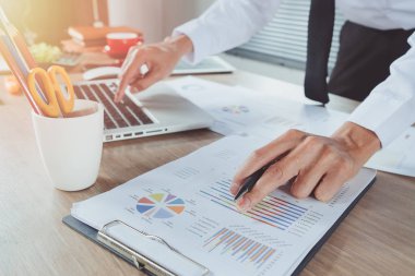 İş adamı, maliyet, hesap makinesi ve dizüstü bilgisayarla ilgili finansman ile modern ofisin masasında çalışıyor. Yakın plan. İş analizi ve strateji kavramı..