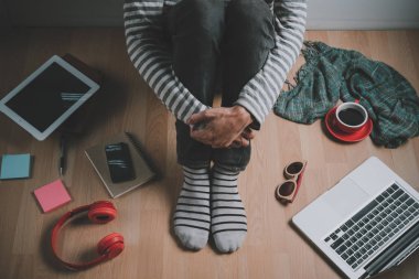 Bunalımlı adam ahşap zeminde oturuyor, Üzgün adam, Ağla, drama konsepti.