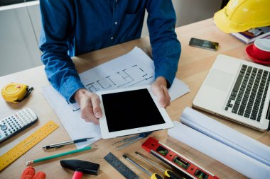 Ofisteki modern beyaz masada akıllı telefon ve dijital tablet ve dizüstü bilgisayarla çalışan iş adamı. İş analizi ve strateji kavramı.