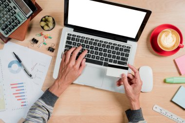 Yukarıdan bak. İş adamı elleri bir kredi kartı tutuyor ve online alışveriş için bilgisayar kullanıyor. Çevrimiçi alışveriş kavramı. Ürün gösterimi için boş ekran.