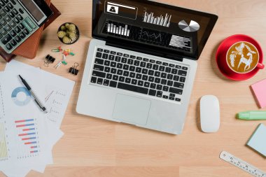 Üzerinde bir sürü şey olan ofis masası. Fotokopi alanı olan üst görünüm..