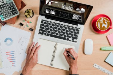 Ofis masasına kalem defteri yazan iş adamı elleri. Üst görünüm İş konsepti.