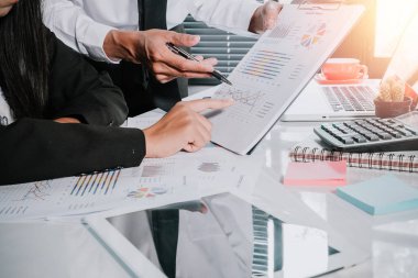 İş dünyası modern dizüstü bilgisayarla gelir tablolarını ve grafiklerini analiz ediyor. Kapat. İş analizi ve strateji kavramı.