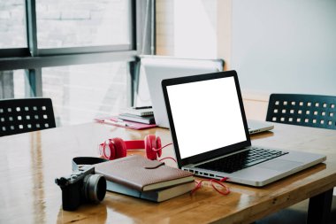 Boş ekran dizüstü bilgisayarlı ofis işyeri ofis penceresinde rahat çalışma masası.