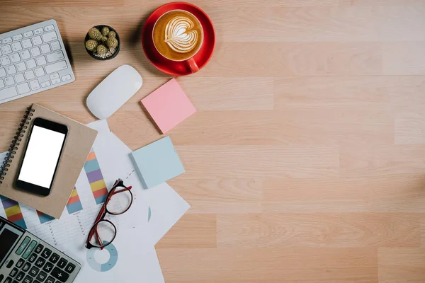 Schreibtischtisch Mit Tastatur Taschenrechner Bleistift Maus Smartphone Finanzdaten Oder Chat — Stockfoto