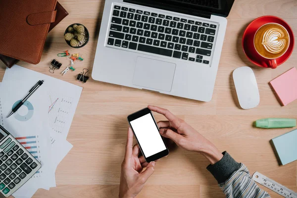 Man Handen Houden Blanco Scherm Een Smartphone Het Bureau — Stockfoto