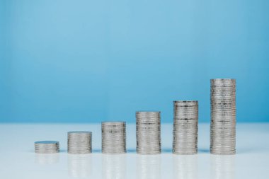 Para yığını kar artışı beyaz masada, yatırım ve kârın artması, finans ve iş konsepti.