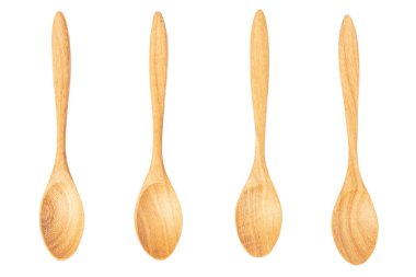 Beyaz arkaplanda dört tahta kaşık var..