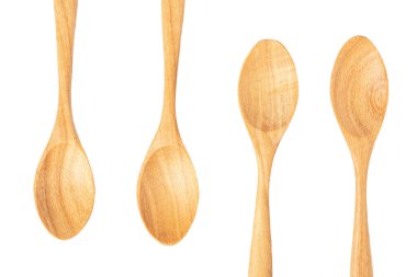 Beyaz arkaplanda dört tahta kaşık var..