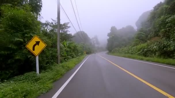 Zpomal Jízda Asfaltové Silnici Žlutými Značkami Procházející Tropickou Horou Deštných — Stock video