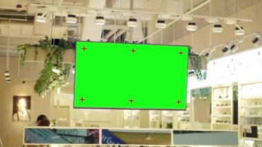 Alışveriş mağazasında ürün gösterimi için yeşil ekranlı 4k reklam panosu.