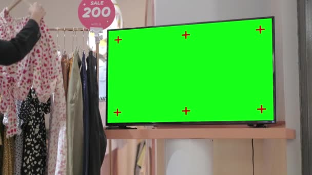 Reclamebord Met Groen Scherm Voor Weergave Van Het Product Kledingwinkel — Stockvideo