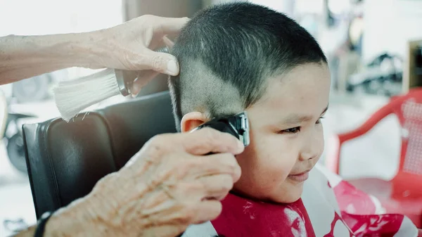 Liten Asiatisk Pojke Som Har Klippt Sig Frisörsalongen — Stockfoto