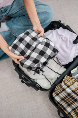 El ele tutuşup, içinde günlük giysiler olan bir bavul hazırlayalım. Seyahat macerasına ya da tatile çıkmaya hazır olalım..